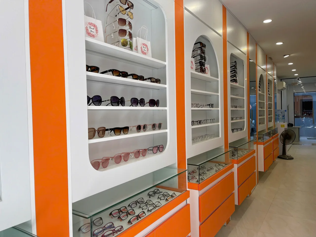 Khu trưng bày gọng kính thực tế tại Hà Nội Eye Clinic