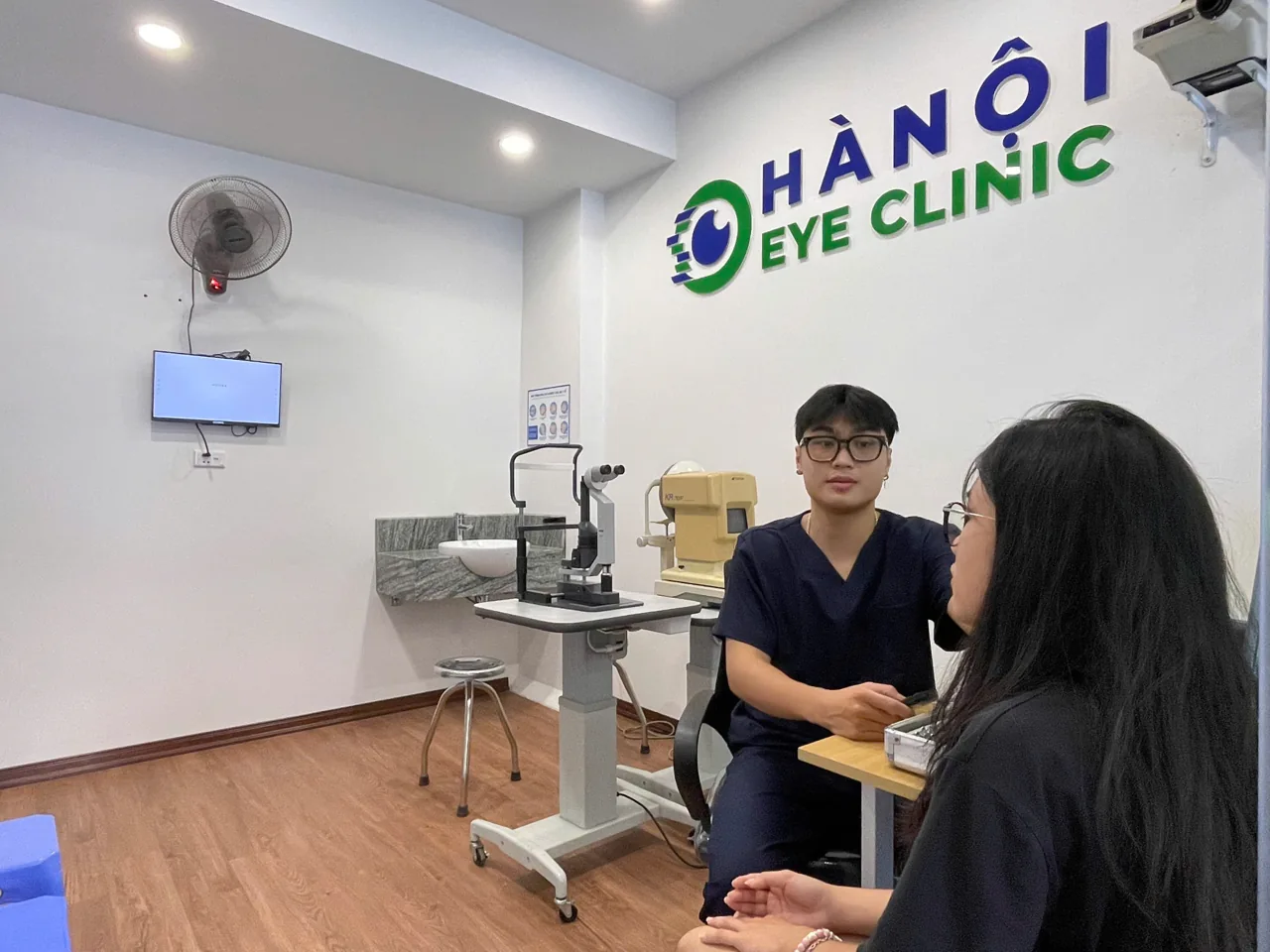 Không gian Hà Nội Eye Clinic với khu vực trao đổi và thiết bị khám mắt
